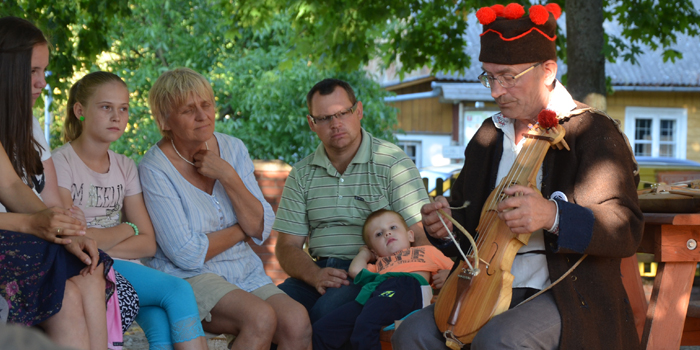 Teatralnie i muzycznie w Trzęsinach